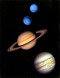 200px-Gas_giants_in_the_solar_system.jpg